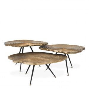 The structure of wood grains grant a unique appearance to the set of 3 Quercus Coffee Tables.